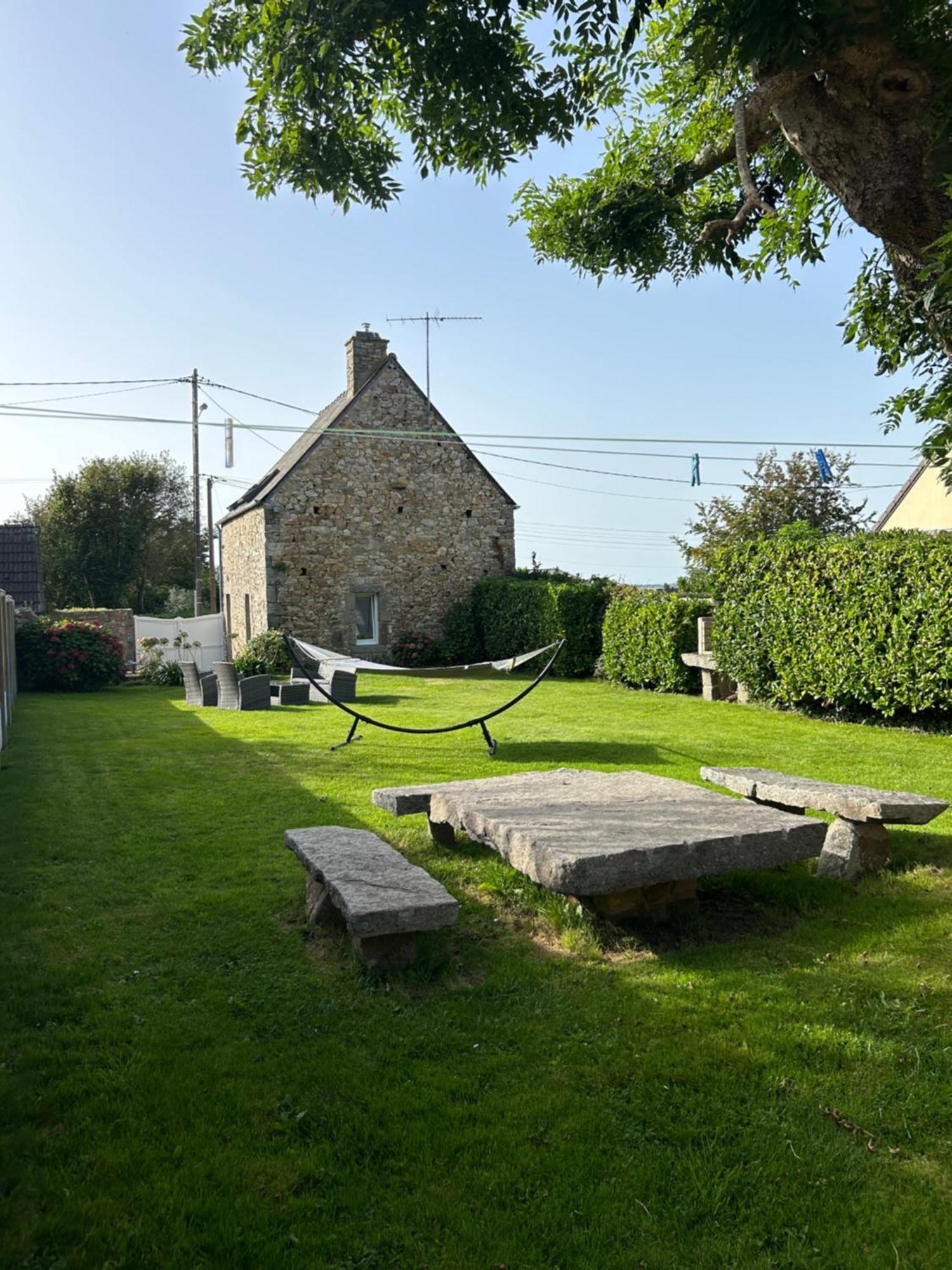 La Maisonnette Les Pieux Bagian luar foto